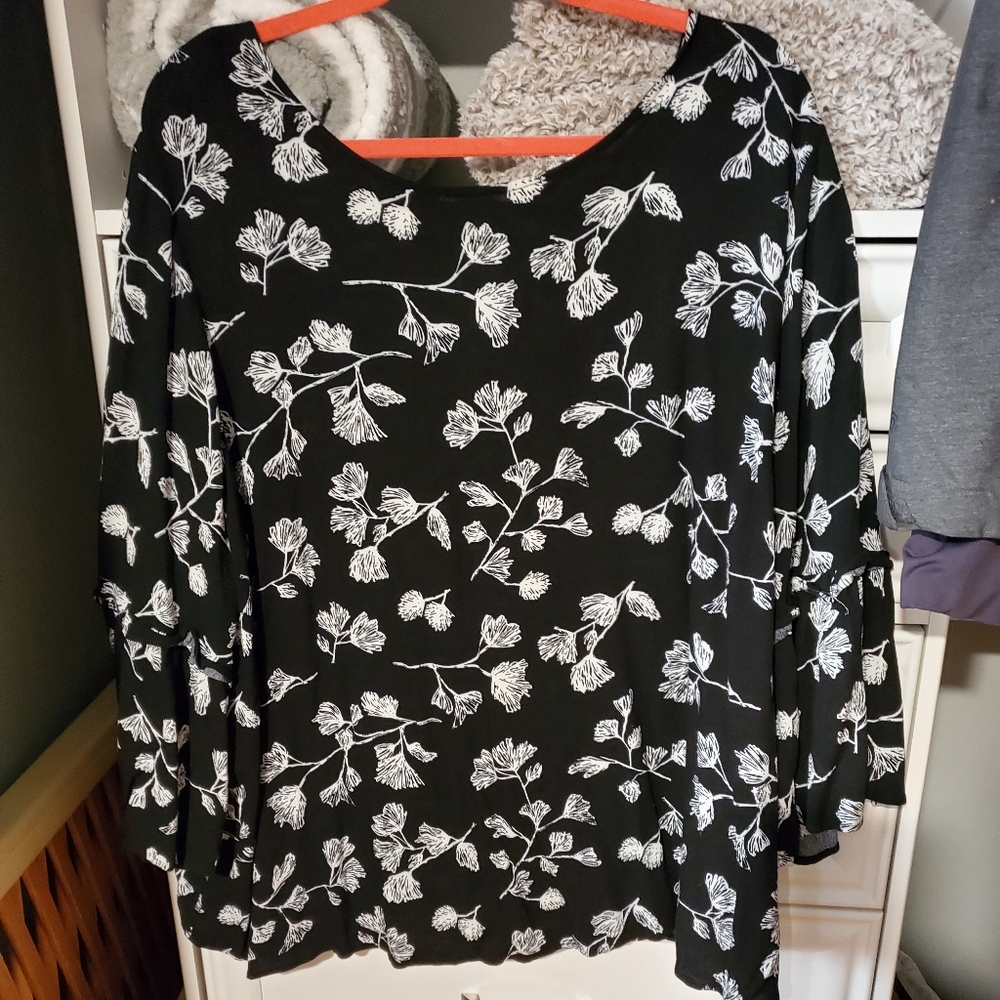Ava & Viv Flowy and Floral Top Black and White
